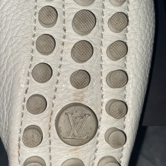 White leather Louis Vuitton moccasins with two gold tassels in the front. - Picture 10 of 12